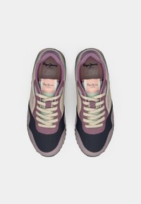 Purple and navy sneakers with mesh and suede materials, featuring cream laces and pastel accents. "Pepe Jeans" branding on the tongue.
