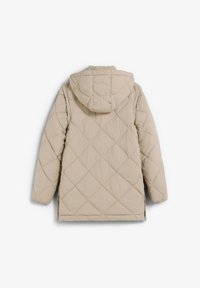 Chaqueta acolchada beige con capucha y mangas largas, con costura en patrón de diamante y aberturas laterales, exhibida desde la parte posterior sobre un fondo blanco.