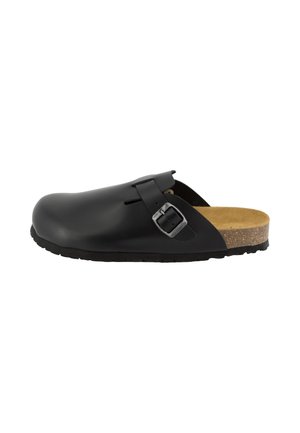 Zoccolo nero slip-on con punta arrotondata, cinturino regolabile con fibbia, sottopiede in sughero e suola in gomma nera.