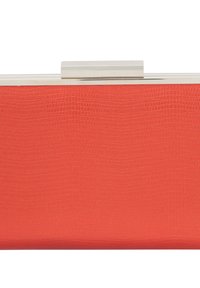 Röd faux läderklutch med präglad textur, med en metallklämma och slät metallkant längs den övre kanten.