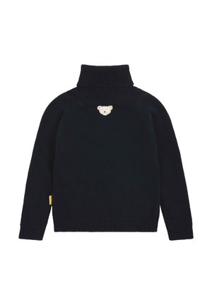 Czarny dziergany sweter z golfem, z długimi rękawami i małą białą łatą w kształcie misia umieszczoną na środku klatki piersiowej.