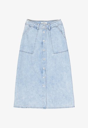 Lichtblauwe denimrok met een rechte snit, voorzien van een sluiting met knopen aan de voorkant, twee grote voorzakken en sierstiksels.