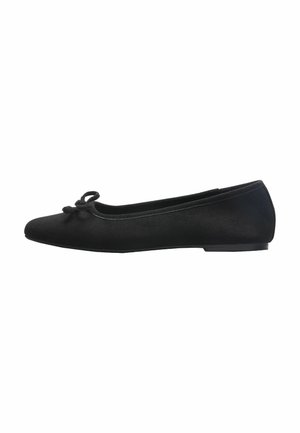 Sort ruskind balletsko med rund tå og lille dekorativ sløjfe på toppen, lav hæl og enkelt slip-on design.