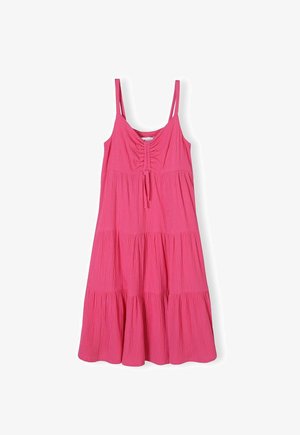 Robe midi rose sans manches avec bretelles spaghetti ajustables et détail froncé devant sur tissu texturé.