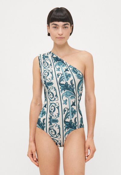 Eén-schouder badpak met een roomkleurige basis, versierd met teal bloemen- en streeppatronen. De gladde textuur en de aansluitende pasvorm accentueren de silhouette.
