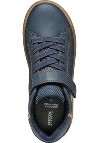 Sneaker in pelle blu navy con linguetta in rete testurizzata, dettagli marroni e fascia in velcro. Presenta suola in gomma e soletta ammortizzata.