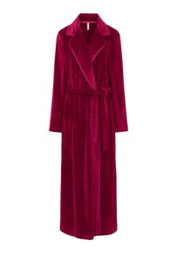 Bata larga y de felpa en un profundo magenta, con solapa tipo chal, mangas largas, cintura con cinturón y una textura suave y lisa.