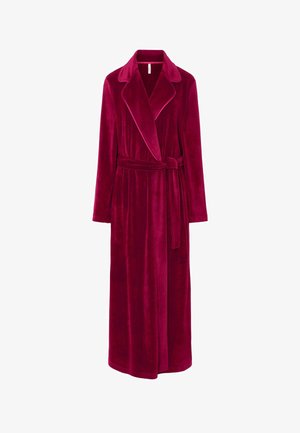 Bata larga y de felpa en un profundo magenta, con solapa tipo chal, mangas largas, cintura con cinturón y una textura suave y lisa.