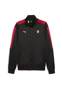 Zwarte sportjack met rode accenten, full zip, hoge kraag, met een logo op de borst en een wit merkembleem op de schouder. Zacht materiaal.
