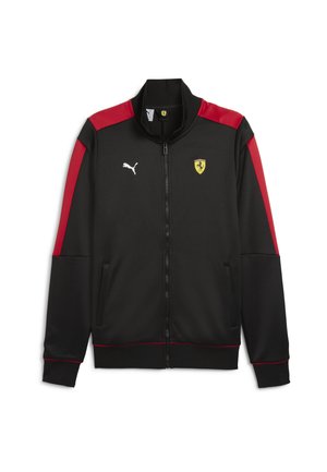 Zwarte sportjack met rode accenten, full zip, hoge kraag, met een logo op de borst en een wit merkembleem op de schouder. Zacht materiaal.