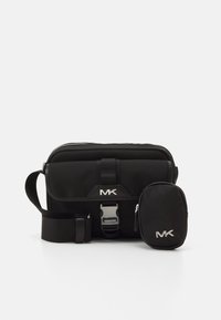 Borsa a tracolla nera in nylon con tracolla regolabile, chiusura frontale a fibbia e logo argentato. Include una piccola pochette coordinata con cerniera.