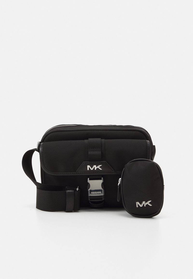 Borsa a tracolla nera in nylon con tracolla regolabile, chiusura frontale a fibbia e logo argentato. Include una piccola pochette coordinata con cerniera.