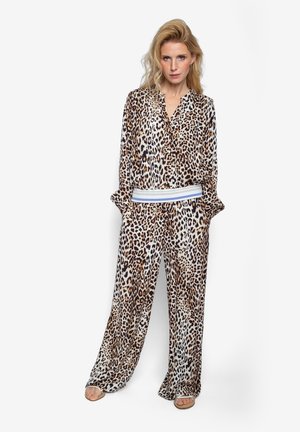 Leopardenmuster-Pyjama-Set mit leichtem, glattem Stoff. Das Oberteil verfügt über einen Kragen und eine Knopfleiste, während die Hose einen elastischen Bund hat.