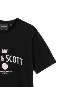 Camiseta de algodón negra con cuello redondo, mangas cortas y gráficos impresos en blanco y rosa con un diseño de corona y rosa.