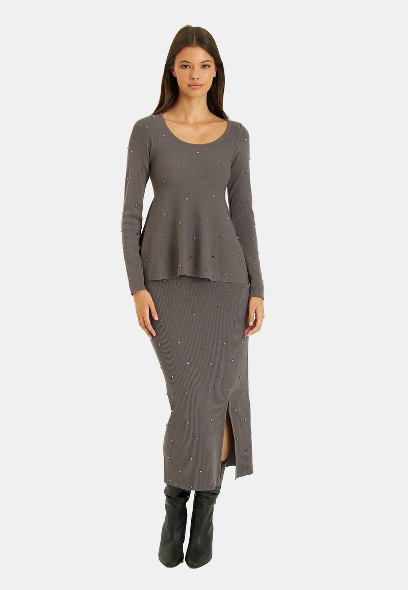 Długa szara dzianinowa sukienka o dopasowanym prążkowanym fasonie, z okrągłym dekoltem i dekoracyjnymi koralikami; boczny rozcięcie dla dodatkowego akcentu.