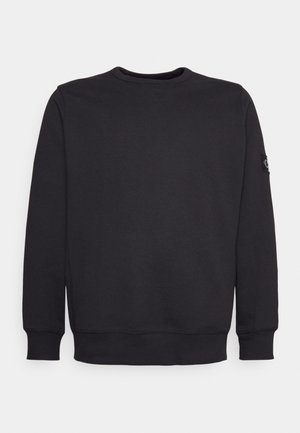 Felpa nera con colletto rotondo realizzata in cotone morbido, con polsini e orlo a costine, e un piccolo logo ricamato sul maniche sinistra.