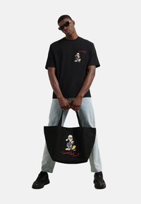 KARL LAGERFELD DISNEY POCKET - Nyomott mintás póló - black
