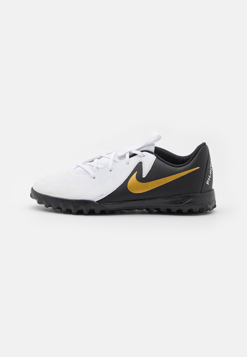 Nike Fußballschuhe mit einem weißen Obermaterial, schwarzen Akzenten und einem goldenen Swoosh. Strukturiertes Außensohle für Traktion und Schnürdesign.
