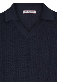 Dunkelblauses, gestricktes Polohemd mit V-Ausschnitt, das ein strukturiertes Muster und vertikale Streifen aufweist. Das Etikett trägt die Aufschrift "FELIX HARDY, M."