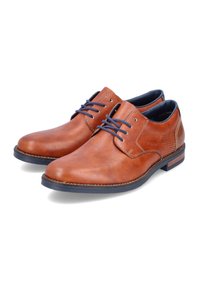 Chaussures en cuir marron avec une texture lisse, bout arrondi et lacets bleu marine. Présentent un design perforé sur le côté et une semelle contrastante.