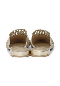 Goldene flache Sandalen mit einem offenen, geflochtenen Oberdesign und einer glatten, metallischen Sohle. Die Sohle ist leicht gepolstert für mehr Komfort.