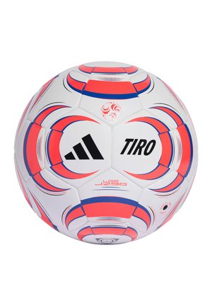 Biała piłka do piłki nożnej Adidas Tiro z czerwonymi i niebieskimi zakrzywionymi wzorami oraz czarnym logo Adidas i napisem "TIRO" na białym tle.