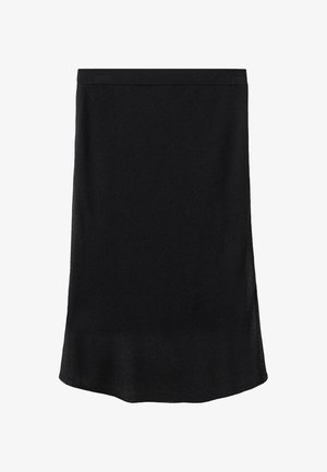 Zwarte rok tot op de knie met een rechte snit en een eenvoudig elastieken tailleband; gemaakt van een gladde, lichte stof. Geen zichtbare patronen of accenten.
