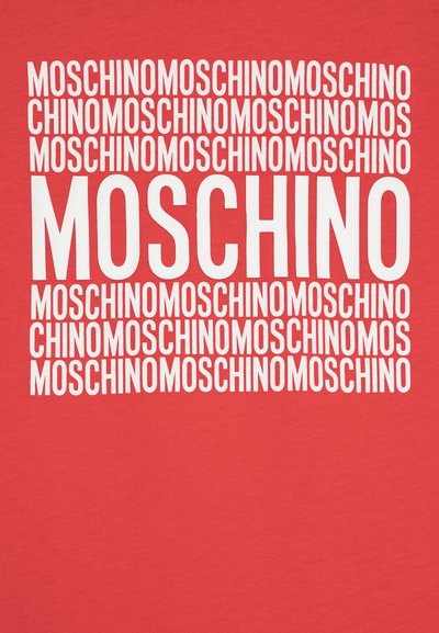 Camiseta de algodón roja con texto en negrita blanco repetido que dice "MOSCHINO" en varios tamaños y orientaciones, creando un patrón gráfico.