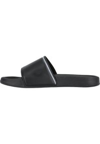 Sort slid sandal med en blank overdel og struktureret sål. Har et bredt, skråt design for komfort og let anvendelse.