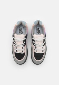 Vans tenisice u nijansama ružičaste, crne, sivoj i ljubičastoj; od nubuka i tekstila; okrugli vrh; ravni gumeni potplat; klasični dizajn vezivanja.