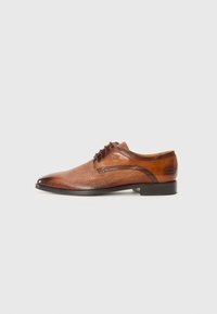  chaussure de ville en cuir marron avec une finition texturée, bout pointu et semelle en caoutchouc noir. Présente des lacets et un logo embossé sur le côté.
