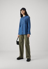 ONLY Tall ONLBEA LOOSE SHIRT  - Skjortebluse - medium blue denim