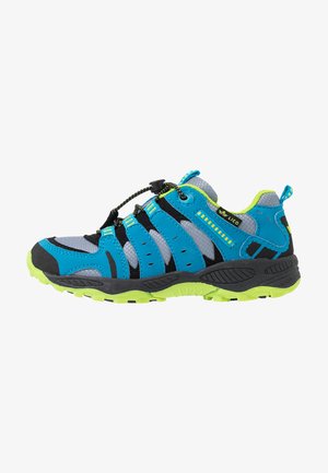 Zapatilla deportiva azul y negra con parte superior de tela texturizada, suela de goma, cordones elásticos y acentos verdes; diseñada para actividades al aire libre.
