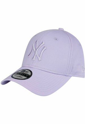 Cappellino da baseball in cotone viola con logo "NY" ricamato, visiera curva e strap regolabile. L'etichetta riporta "9FORTY" e "ADJUSTABLE."