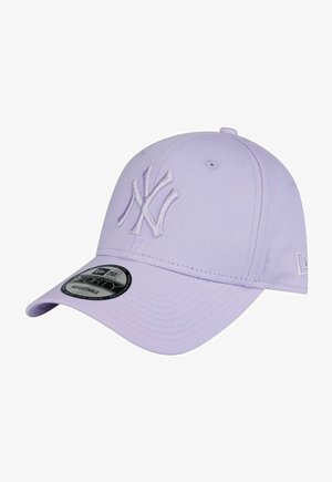 Cappellino da baseball in cotone viola con logo "NY" ricamato, visiera curva e strap regolabile. L'etichetta riporta "9FORTY" e "ADJUSTABLE."