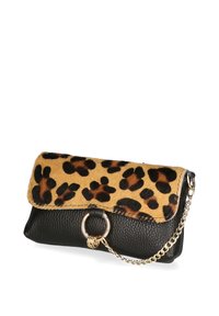 Vouw-clutch gemaakt van zwart schubbig leer en tan nepbont met tijgerprint. Voorzien van een ronde hardwareaccent en kettinghengsel.