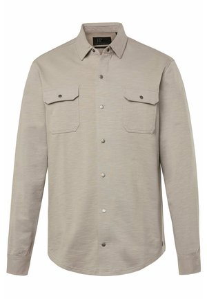 Camisa de manga larga gris claro, hecha de una tela suave. Presenta un collar, dos bolsillos en el pecho y botones de presión metálicos en la parte delantera.