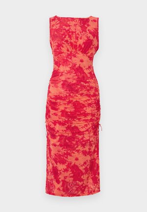 Vestido sem mangas vermelho com padrão tie-dye laranja, laterais franzidas e cordões ajustáveis na bainha. Tecido suave e leve.
