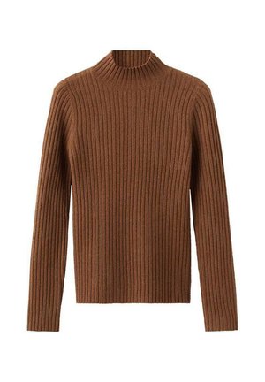 Hnedý rebrovaný pletený sveter s vysokým golierom a dlhými rukávmi. Textúra je jemná a obsahuje konzistentné vertikálne pruhy po celej dĺžke.