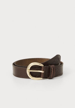 Bruine gestructureerde leren riem met een ronde gouden metalen gesp, opgerold op een witte achtergrond.