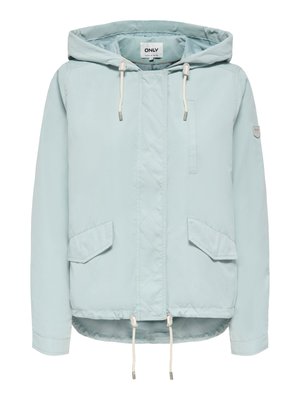 Hele sinine kapuutsiga jakk esiluku, kahe klapiga tasku, kapuutsi ja ääre tõmbelintide ning paremal küljel väikese rinnataskuga.