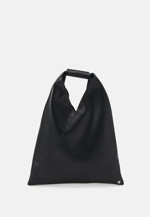 Borsa nera in pelle con un design unico e ripiegato. Presenta un manico corto e un accento metallico rotondo nella parte inferiore. Texture liscia.