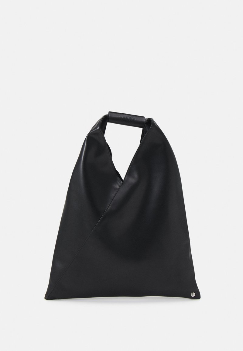 Saco de couro preto com um design exclusivo e dobrado. Apresenta uma alça curta e um acabamento metálico redondo na parte inferior. Textura lisa.