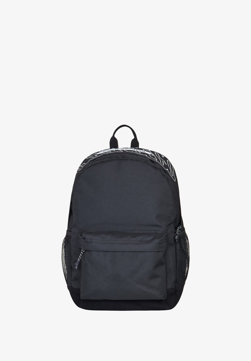 Czarny plecak wykonany z trwałego materiału, z przednią kieszenią na zamek błyskawiczny, siatkowymi bocznymi kieszeniami oraz białymi akcentami graficznymi na górze.