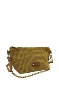 Sac à main en velours côtelé jaune avec fermeture éclair, accents en cuir, chaîne réglable et étiquette de marque à l'avant.