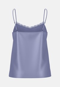 Lila Satin-Camisole mit verstellbaren Spaghetti-Trägern, versehen mit einer Spitzenbordüre entlang des Ausschnitts für zusätzliche Details. Glatte Textur.