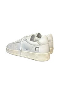 Sneakers bianchi in pelle con una texture liscia. Tra le caratteristiche ci sono i lacci, un accento del logo nero sul tallone e una suola in gomma spessa.