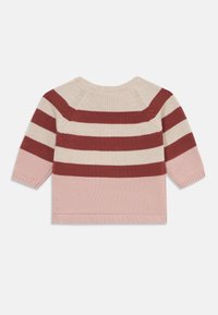 Pull en tricot à manches longues, arborant des rayures horizontales dans des tons de rose clair, rose foncé et bordeaux. Encolure arrondie avec ourlet côtelé.