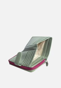 Portafoglio in pelle sintetica verde con chiusura a zip, diversi scomparti per carte e un bordo in accentuazione rosa. L'interno è dotato di una fodera con motivo.