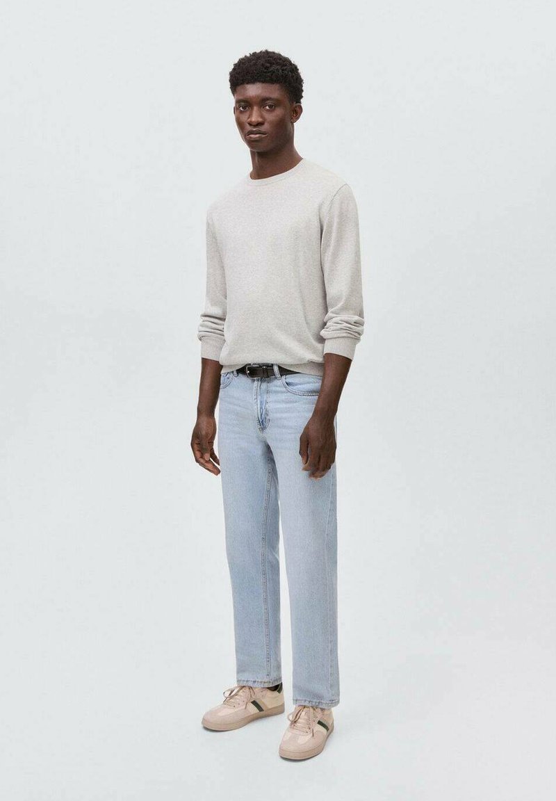 Hellgraues Langarmshirt, hellblaue Jeans mit geradem Bein und beige Sneaker mit dezenten Akzenten. Das Outfit hat eine legere Passform und ein minimalistisches Design.